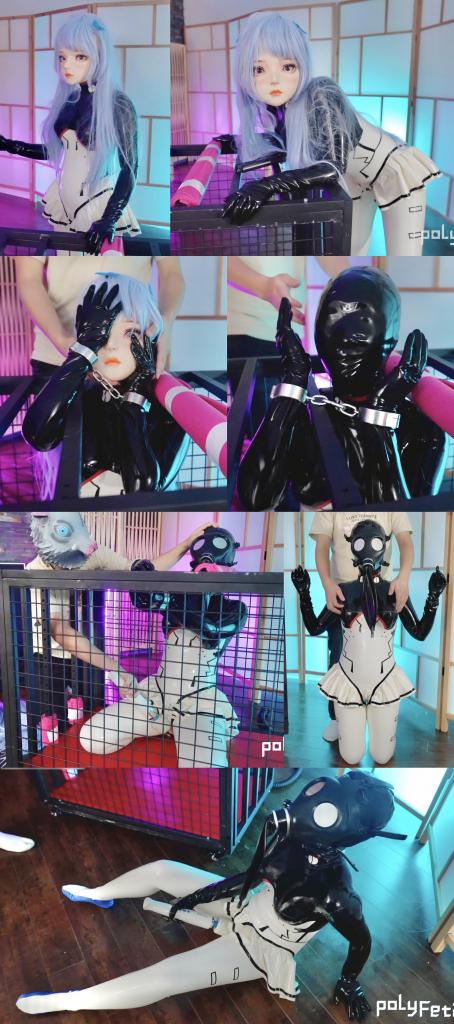 Cosplay Latex doll got trained in cage and enjoy her first breath play orgasm 蓝发美丽胶衣娃娃出于好奇靠近了铁笼，却被坏人背后偷袭晕了过去，醒来时发现自己被囚禁在了笼子里。<br>随后被坏人把双手铐在笼子上，摘去头壳，捂住微孔乳胶头套的呼吸孔，进行窒熄折磨。<br>尽管娃娃痛苦挣扎，坏人依旧没有罢手的想法，给娃娃带上呼吸面具继续窒熄折磨，又拿出快乐棒强高玩弄娃娃。<br>娃娃在窒熄缺氧和强高带来的一轮轮糕潮刺激下，在笼子里不停地呻吟抽搐。<br>最后坏人将娃娃放出了笼子。<br>可惜娃娃已彻底被洗脑，满脑子都是对糕潮和窒熄的渴望。<br>她一把抢过快乐棒，顶在自己裆部，爽的大声呻吟着，身体不断糕潮痉挛，彻底沦陷在了欲望的深渊里。