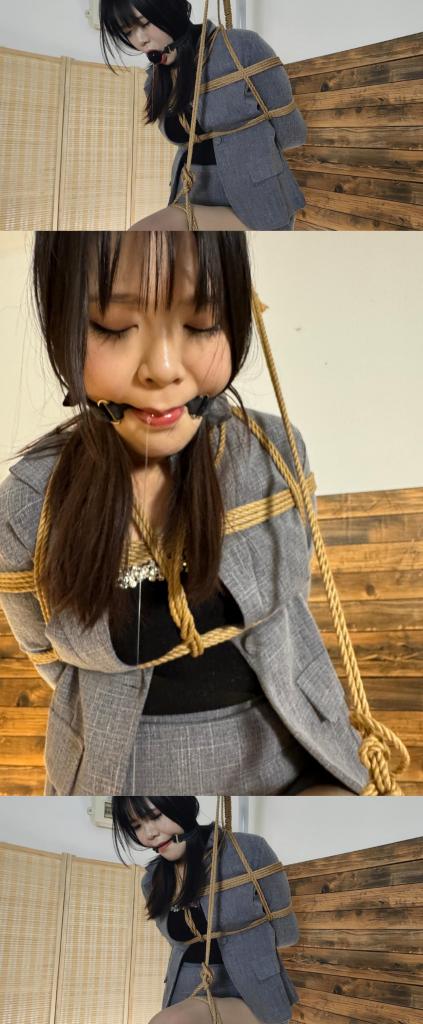 小苏反绑吊缚腿缚口球流很多口水罚站（有什么新玩法可以联系） 小苏第一次戴口球流了很多口水，小苏遵从不主动也不反抗。大家想看小苏什么姿势绑或者其他各种玩法可以发站内私信或者➕q3862167264联系。多开发开发小苏