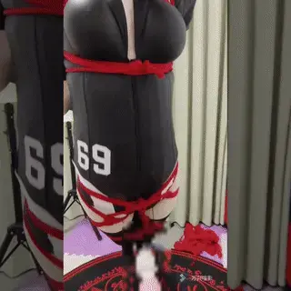 天天的并腿悬空吊缚自缚 这次的吊缚算是天天自缚吊里面，能持续最久的一个啦，身体的所有重量都压在大腿上，所以大腿会被压的紧紧并拢，一丁点都没法分开，完全悬空的无力感也比地面上强得多，吊起来后，全身上下的绳子都会绷紧，紧到一丁点都动不了的程度，玩具和工具人怎么玩弄，都没有一点办法，没有人帮忙的话，一个人拼命挣扎也挣脱不了，有机会我准备出一期这个吊缚的教程，这个简单易学，唯一的问题就是很难自己挣脱。<br>最后还是欢迎大家去看天天其他的作品，搜索【天天的】三个字就可以找到了<br>妖狐吧的下载链接不是很稳定，用百度网盘下又不想充会员的可以去电脑上打开网盘，下载界面最上面有一个游戏手柄的小图标，打开里面有试玩游戏给加速时长的活动，一天总计能领六七分钟，网速好的话大部分视频都能下载完毕啦~<br>解压码：<span style='color:#b0b0b0;'>[隐藏文字，购买后可见]</span><br>把后缀名改成rar就可以解压了，不要在线解压<br>提取码：<span style='color:#b0b0b0;'>[隐藏文字，购买后可见]</span>