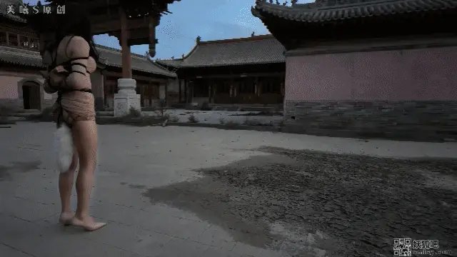 4k超清臻享《户外捆绑伪娘尾巴露出》甘肃巡游兰州上课中，加下方联系方式咨询！依旧找了一个小黑屋把敏儿绑起来，在马路上时不时的会有车过来，穿着8厘米的肉色高跟鞋，后面插的尾巴，边走边扭着骚PP骚气十足！ 甘肃巡游中，兰州预约体验的加下方联系方式咨询体验事宜！！！<br>依旧是在户外捆绑，户外捆绑的刺激程度远远大于室内，在户外捆绑心里上和身体上都要承受不可抗拒的因素。本来是准备下午拍摄的，谁知道天黑的这么快，绑好出去没走一会就黑了。<br>找了一个废弃的小黑屋先把敏儿绑起来，屁股也绑上绳裤，后面插尾巴，在屁股上连一根绳子掉到胳膊上，PP和尾巴完美的展现出来，骚气十足的一个肉货就这么绑好了，出去跑骚，穿着8厘米的肉色高跟鞋就这样在户外的马路上走着扭着骚PP骚气十足，更是在黄昏的映照下，一身肉色的连衣裙和肉丝显得是那么贴合，到了马路边时不时还有车经过，刺激程度可想而知，在转了一圈后，三角区绑上[X_X]，由于刚才有个车一直走出去，又开回来，就这样来回的绕圈子，<br>只好披上衣服了，继续走着跑骚，奈何披上衣服后，那个车越来越胆子大了，既然越开越慢的过来看，只好结束拍摄了。总之喜欢户外捆绑的，是一部不错的片子，值得收藏，，，后续还会跟进户外在继续挑战，人生嘛不就是要不断的突破，做一个最真实的自己，做着自己喜欢的事情，用心的拍好每一部作品何乐而不为呢！！！<br>♠ 当然，欢迎大家投稿定拍各种作品以及剧情，竭力创作。<br>♠ 专注紧缚捆绑而不失紧缚带来的体验感<br>♠ 支持原创是我们创作的最大动力！优质拍好每一部原创<br>♠ 工作室提供免费化妆服装体验<br>♠ 网盘解压密码：<span style='color:#b0b0b0;'>[隐藏文字，购买后可见]</span>网盘优选 超清4K臻享<br>♠ 定拍视频、约拍视频、预约体验（伪娘、男生、女都可以体验）、原味衣物道具出售!!!详情加下方联系方式咨询<br>♠ 联系方式：Q<span style='color:#b0b0b0;'>[隐藏文字，购买后可见]</span> 备用Q<span style='color:#b0b0b0;'>[隐藏文字，购买后可见]</span> V <span style='color:#b0b0b0;'>[隐藏文字，购买后可见]</span><br>♠ 诚招山西附近的女M、伪娘 有兴趣的可以加上方联系方式咨询! 不要发邮件！！！！发邮件咨询一律不回！！