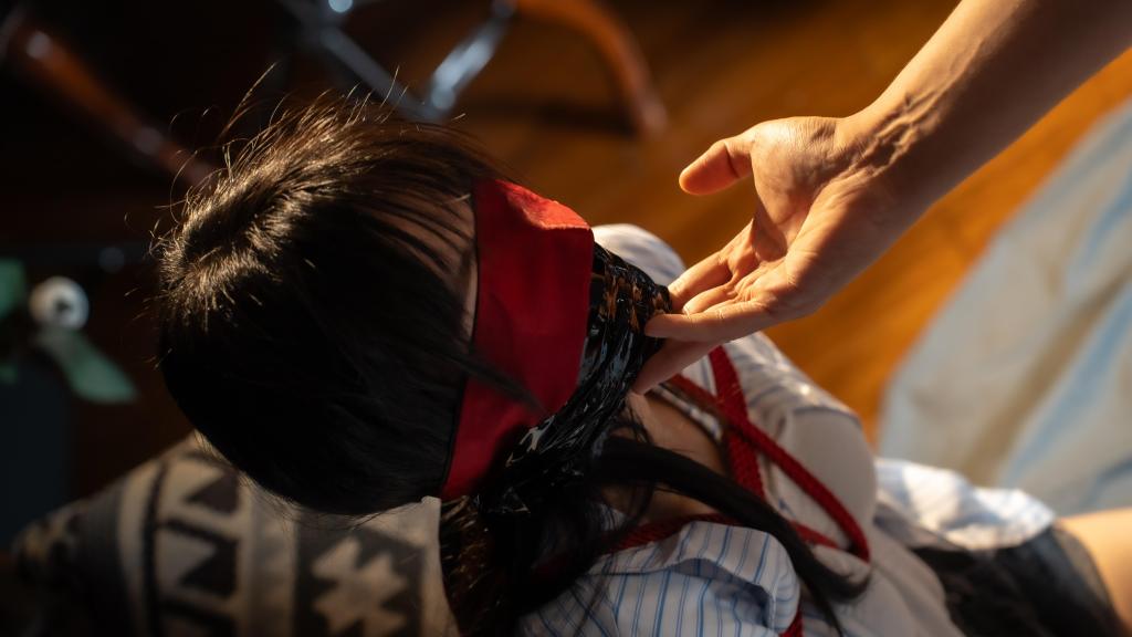 沈阳绳室客片花絮 十一之前晚上拍的作品了，小丫头不大点挺瘦的，但还有点身材，捆个直臂给捆麻了，解开后都缓了很久，纯纯的真实花絮了，麻完之后还说“爽”。真是不作就不会死的类型，跟她平时接平面的活动完全不同，打开了新世界的大门。小嘴巴叨叨的有点多，后面一组直接被博主给堵上了，堵上了还呜呜呜叫唤。<br>沈阳北岸绳室感谢大家的认可，有什么拍摄意见都可以及时和博主沟通，一定吸取意见及时更正，全网同名请认准“北岸绳室”。目前仅出售在妖狐及个人账号上，拒绝盗版，砥砺前行。