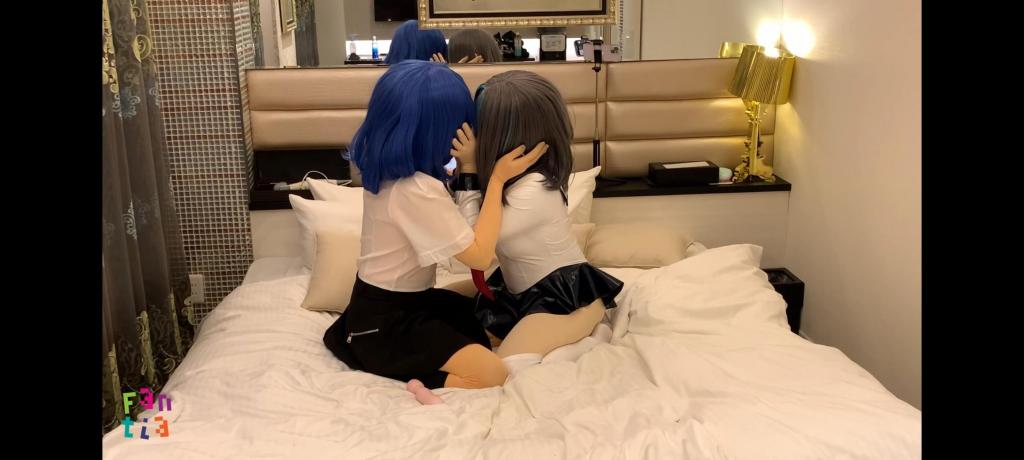????きぐ百合❤️＃12（後編） 作者：<span style='color:#b0b0b0;'>[隐藏文字，购买后可见]</span><br><br>又是和kig百合呢，娃娃百合是真的诱人<br>相互摩擦，震动b互调，后入式，隔着头壳的接吻，真是美妙啊<br><br>とあるホテルの一室でふたなり同士のAoちゃんとgarumiちゃんがエチエチな百合をしちゃった動画になります????<br>お互いの棒状の突起をシコシコしたりSEXしたりと性欲に溺れ淫らになっていく様をぜひお楽しみください????