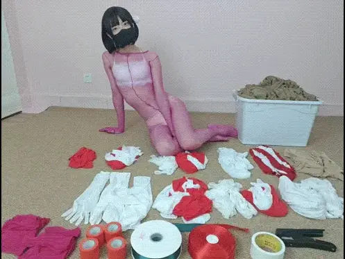 【丝妖久久0049】最残酷的丝袜全包，束缚过程长达1小时多，共用42件丝袜加大量胶带，各种定制款丝袜，缝纫机缝合，丝袜掩埋 粉丝找久久定拍的视频，看到剧本久久都懵了，丝袜胶带包手15层，单手套5层，身体包裹各类丝袜19件，胶带丝袜5层拘束，最后大量丝袜掩埋<br>视频中使用了多款我制作的全包丝袜，无袖单手套全身丝衣和束手单筒全包丝袜<br>丝妖久久-丝束之茧已注册品牌商标，有超多款各类全包丝袜，也提供各类全包丝袜的定制改装服务<br>官方淘宝店：丝妖久久<br>久久的联系方式QQ794872551