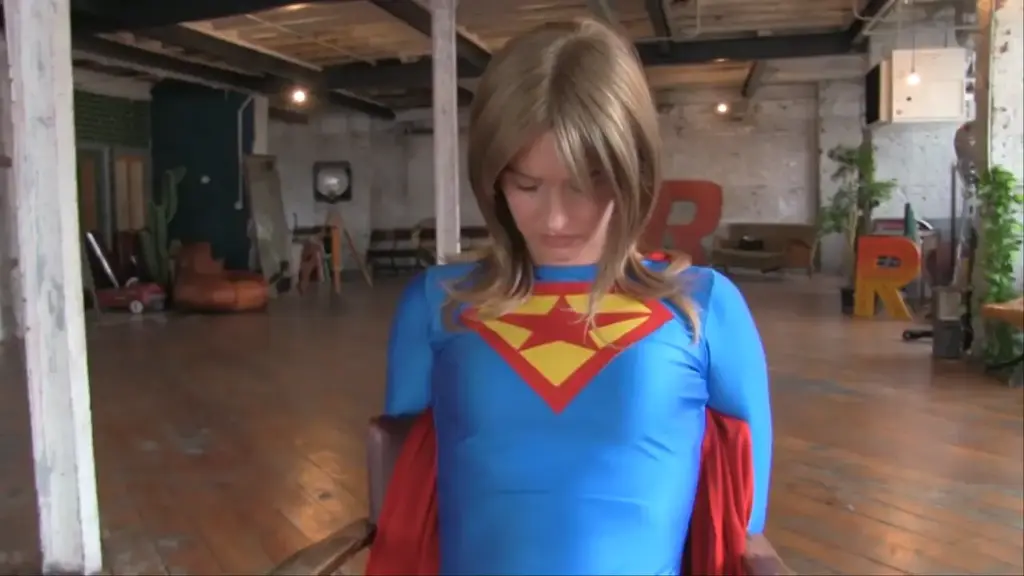 Superwoman - 5 vs 1 Superwoman mighty Heroine has a mighty job on hands. Lured to a deserted warehouse, the mightly superheroine faces a dangerous enemy.