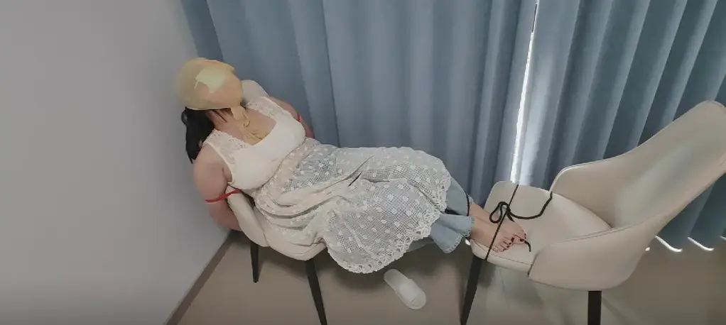 【曹老板的小M】 【曹老板的小M】捆绑，丝袜包头，充气口塞堵嘴，丰满大胸，玩胸少妇被折磨呜呜乱叫