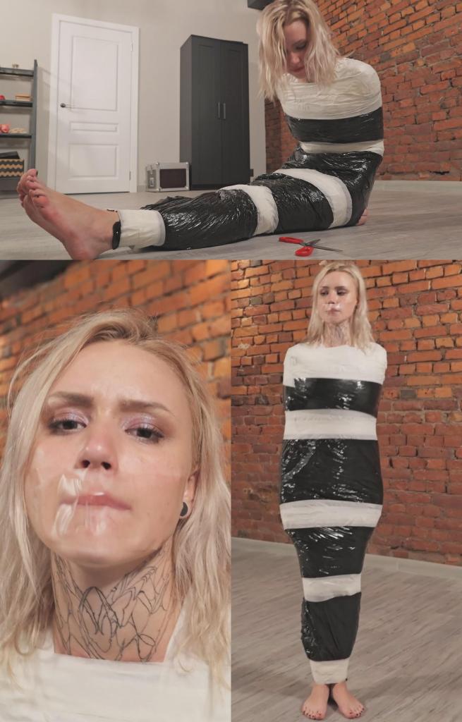 Astrid Barefoot Mummification + Release from Wrap 这段视频是用 POV 风格拍摄的。<br><br>Astrid 站在我面前，全身被黑色弹力绷带紧紧包裹着，并用白色胶带加固。我给她下达命令，比如跳跃和踮起脚尖，她热情地听从我的命令，我从第一人称视角拍摄一切。起初，她的嘴被一条非常粘的透明胶带封住，但我后来把它取了下来。然后我指示她躺下，这在被做成木乃伊时很有挑战性，她慢慢地从墙上滑下来。当她这样做的时候，绷带从她的臀部上撕下来，露出了她的脸颊。<br><br>Astrid 仰卧着，我命令她翻过来趴在地上。我花了一点时间欣赏她的脚和身体裸露的部分。她似乎很享受这种关注。然后我拿起一把剪刀，指示 Astrid 用它们将自己从茧中解放出来。当然，这个任务几乎不可能完成，看到她挣扎，我介入帮助，剪开了绷带。<br>尽情享受吧！This clip is shot in a POV style.<br><br>Astrid, tightly wrapped in black stretch wrap reinforced with white tape, stands before me. I give her commands, like jumping and standing on her tiptoes, which she enthusiastically follows as I film everything from a first-person perspective. Initially, her mouth is sealed with a very sticky clear tape, but I later remove it. I then instruct her to lie down, which proves challenging while being mummified, and she slowly slides down the wall. As she does, the wrap tears over her buttocks, revealing her cheeks.<br><br>Astrid ends up on her back, and I command her to turn over onto her stomach. I take a moment to enjoy the view of her feet and the exposed part of her body. It seems like she’s enjoying the attention. I then grab a pair of scissors and instruct Astrid to free herself from the cocoon using them. Of course, the task is nearly impossible, and seeing her struggle, I step in to help, cutting the wrap open.<br>Enjoy!