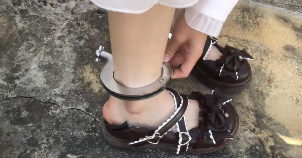 【佳怡工作室】【琳媚】定拍 天台镣铐LOLITA 极品大白脚 走路晃悠脚疼抚摸扯链子（二） 【佳怡工作室】定拍视频、定制音频QQ：2019384890 定拍视频、定制音频QQ：2019384890 定拍视频、定制音频QQ：2019384890(重要的事情说三遍！） 出原味妹子：【佳怡】2019384890<br>【琳媚】2633257891可以和妹子本人直接交流<br>定制视频、音频Q:2019384890<br>【其他业务】约绑攻略有售以及本工作室正式启动会员优惠折扣方案，请有兴趣的同好加客服妹子Q：2019384890<br>【赞助方案】69赞助最少赠送10部视频，98赞助最少赠送20部视频，198赞助最少赠送50部视频，价格相当优惠~<br>定拍 天台镣铐LOLITA 极品大白脚 走路晃悠脚疼抚摸扯链子（二）