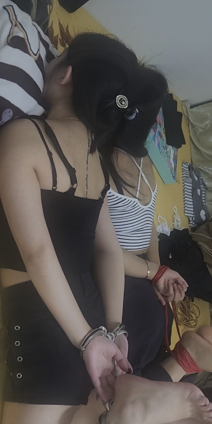 【皖北绳艺】小美小丽双双捆绑在床，小脚丫 皖北绳艺工作室，喜欢的点点关注。支持定拍 qq”18285891