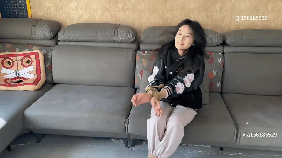 新人体验自傅  捆绑 ，逃脱 新人大学生模特，今天体验自缚蹦跳一圈，，绳师捆绑，模特围绕着房间蹦一圈，然后坐到沙发上开始挣脱taotuo<br><br>X本工作室提供绳艺捆绑模特服务、室外定拍，室内定拍，体验女绳师捆绑服务、体验长时间囚禁服务、绳艺教学培训、专业麻绳销售、作品私人定制、模特原味丝袜出售等，另外本店招募同好合作伙伴。定拍约拍。v:a156185529 <br>QQ156185529<br>解压密码168168