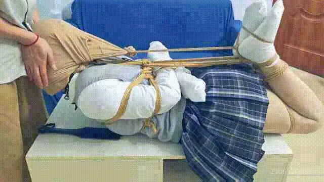 体育生M紧缚驷马电击 [乐鱼]今天来的一个体育生M说想体验紧缚驷马电击，绑好M之后她还嘴硬，然后就是项圈铃铛，口球丝袜套头，数据线抽打想想都后背发凉，后面放沙发上时一抬腿紧绷时直接绝顶，郊狼电击是一直开着的，面对时不时来的最高电流袭击，M只能无助闷哼小珍珠也止不住掉......常住广东约绳体验咨询:2906520439 mp4视频