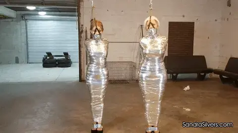 2292 Sandra Silvers &amp; Whitney Morgan real girl real bondage really loves being tied up featuring sandra Silvers & Whitney Morgan 胶带将女孩们的手臂绑在背后，缠绕在至少 8 个地方。从高跟鞋上来看，连裤袜覆盖了大腿、[X_X]下面和肩膀周围。每个女孩都站得高高的，铁链从天花板上垂下来，连接到每个人质头上的安全带面板上。保鲜膜用来包裹两个裸露的身体，从脚踝开始一直到脖子，然后再向下，[X_X]被压在透明的玻璃纸内。在已经塞住她们嘴的面板上用一层管道胶带牢牢地堵住两个女孩的嘴，然后用更多的胶带来固定这些层