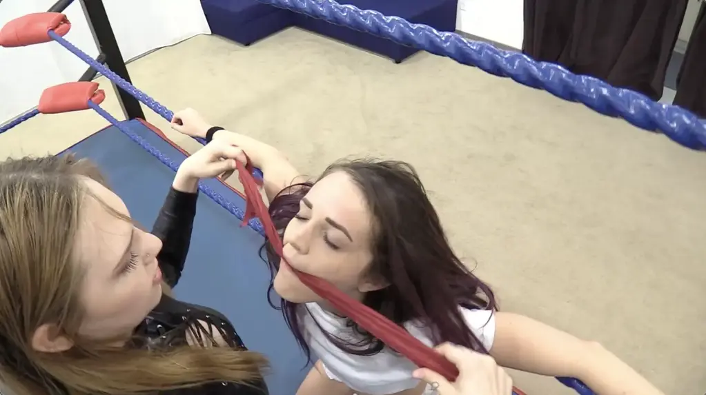 Ragdoll Peyton 我们和佩顿一起在镜子前欣赏自己。她知道自己比所有其他 FWR 女孩更可爱、更聪明，而且最近听说 Lo 一直在对她说垃圾话。她打电话给洛并挑战她打架！当洛到达时，佩顿决定小睡一会儿，并躺在沙发上。洛用腹部拳、锤拳和击倒拳攻击佩顿。这场比赛完全是一边倒的，洛花了很多时间来玩弄昏迷不醒的佩顿。可怜的佩顿发现自己被绑住了，嘴巴被塞住，洛继续对她进行体罚。从电影中途的淘汰赛中醒来后，佩顿醒来发现一个空的工作室。她跑到更衣室换了衣服，当她放松警惕时，洛再次用氯抹布发起攻击，踢脸、跺脚、打腹部、打脸。洛和她的小布娃娃玩得更开心，我们相信您会喜欢观看的！<br>女女，百合，打斗，昏迷，打晕，捆绑，羞辱，玩弄，摆弄。