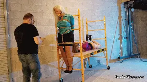 2322 Sandra Silvers &amp; Salena Kent real girl real bondage really loves being tied up featuring Sandra Silvers & Salena Kent 现在两人都感受到了魔杖在一位乐于助人的仓库工人手中的魔杖能做什么！我们重新加入了那些被固定在脚手架上的惊讶的秘书们，填满她们的嘴。银发主管踩着高跟鞋保持平衡，绑在脚手架框架上，而她的同事趴在平台上。这个宽肩的畜生带着两个Z动器，将第一根魔杖固定在萨琳娜展开的大腿之间，然后将桑德拉的大[X_X]从她的衬衫上撕下来，紧紧地绑住她的[X_X]，将第二根魔杖固定在她的下面。