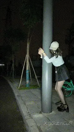 1029户外JK束缚铐在路灯上SubM 前天只骑车自然是不满足的 所以昨晚带着手铐和束缚带又去了那里 <br>因为这个路灯杆太粗了 尝试过背铐完全够不到 所以只有正铐了 又因为正铐束缚感相对弱一些 所以没有用脚铐 而是直接用束腹带把双脚牢牢绑住了 这样双脚只能跳着活动了 中间一次转身还把帽子碰掉了