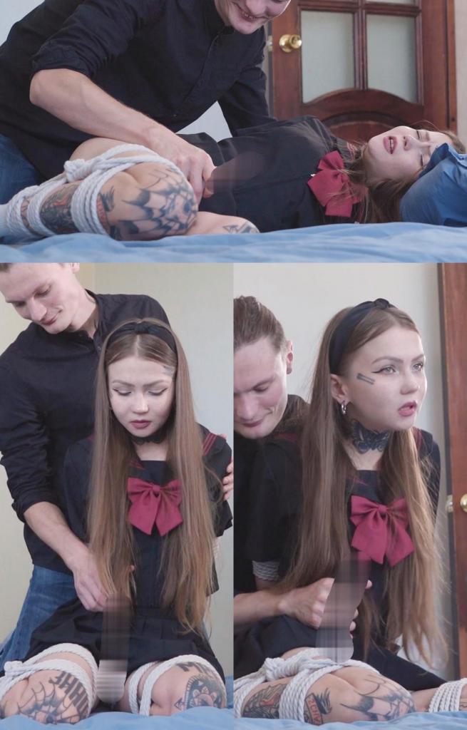 STEPBROTHER'S ORGASMIC MASSAGE LESSON 年轻的阿什莉感到很累，需要放松一下！她决定使用按摩器来缓解肩膀和颈部的紧张。她拿出她的新按摩器，开始用振动头按摩她疲惫的肌肉。然而，她被继兄亚历克斯抓住了，亚历克斯是一个高大英俊的男人，随时准备提供帮助。他主动向她展示如何正确使用振动器。<br><br>继妹完全信任她的继兄，所以她顺从地让他把她绑起来。绳子紧紧缠绕着她纤细的双手，深深地扎进她苍白的皮肤里，臀部的绳子生动地凸显了阿什莉纤细的纹身腿的美丽。<br><br>捆绑完成后，阿什莉的双手被牢牢地绑在身后，长发自由地垂在胸部上。蕾丝内裤在她微微分开的双腿之间隐约可见，为亚历克斯提供了足够的空间来使用振动器。<br><br>按摩器的振动头一触到阿什利的裆部，她便发出了第一声轻柔的呻吟。起初，她有点尴尬，但随着亚历克斯继续刺激她的[X_X]，她的呻吟声变得越来越大，越来越强烈。她向前倾身，咬着嘴唇，欣喜若狂，闭上眼睛，翻着白眼。<br><br>看着继妹越来越兴奋，亚历克斯把阿什利放在床上，继续主动地[X_X]她已经湿润火热的裆部。随着臀部反射性收缩和背部拱起，一股温暖的[X_X]浪潮席卷了她，阿什利的小腹中燃起了一团火。她喘着粗气，享受着亚历克斯温柔的抚摸，再次确信她的继兄是多么棒。Young Ashley is feeling tired and needs to relax! She decides to use a massager to help relieve the tension in her shoulders and neck. She takes out her new massager and starts running its vibrating head over her tired muscles. However, she is caught by her stepbrother Alex, who is a tall and handsome man always ready to help. He offers to show her how to use the vibrator properly.<br><br>The stepsister fully trusts her stepbrother, so she dutifully allows him to tie her up. The ropes tightly entwine her delicate hands, digging into her pale skin, and ropes on her hips vividly emphasize the beauty of Ashley's slender tattooed legs.<br><br>When the bondage is complete, Ashley's hands are tied securely behind her back, letting her long hair fall freely over her breasts. The lace panties are modestly visible between her slightly parted legs, providing Alex with enough space to use the vibrator.<br><br>As soon as the vibrating head of the massager touches Ashley's crotch, the first gentle moan breaks from her lips. At first, she is a little embarrassed, but as Alex continues to stimulate her pussy, her moans become louder and more intense. She leans forward and bites her lip in pleasure, her eyes closing and rolling back in ecstasy.<br><br>Watching his stepsister's growing excitement, Alex places Ashley on the bed and continues to actively masturbate her already so wet and hot crotch. A fire erupts in Ashley's lower abdomen as her hips reflexively contract and her back arches, as a warm wave of orgasm washes over her. Breathing heavily, she enjoys Alex's gentle touch, once again reassured of how wonderful her stepbrother is.
