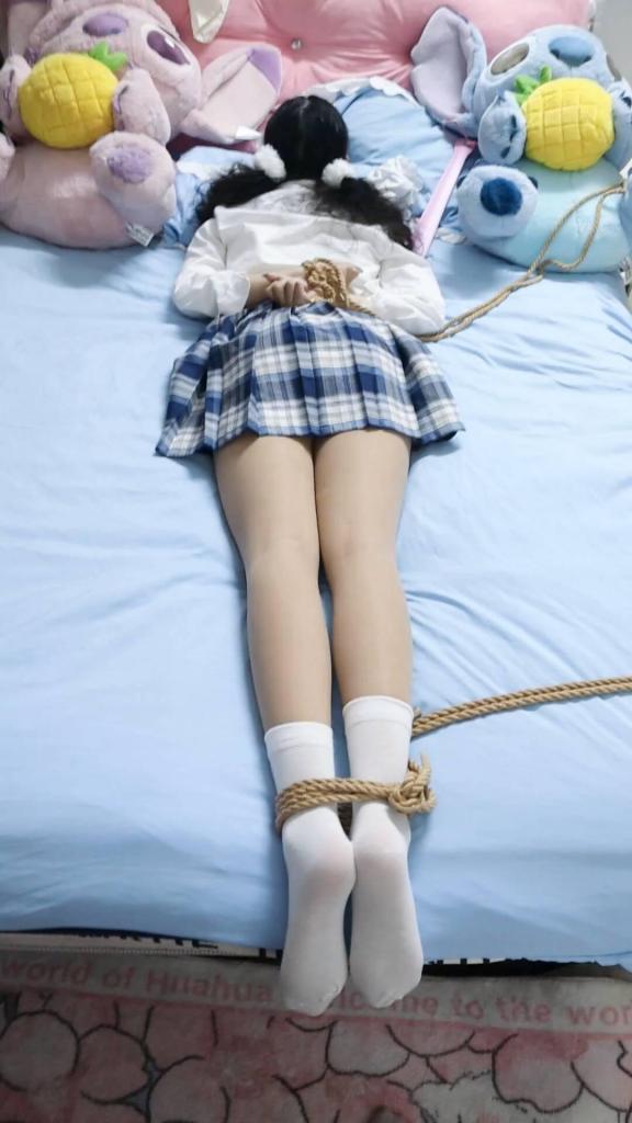【荷仙少女】可爱的新女M出场，双马尾JK姑娘 一开始先试试水，想着别把她打哭了，tk挣扎屁股打的红红的 打的吱哇乱叫的颤抖 最后太重了结果还是哭了 没办法最后温柔的安抚就好了  这部很值 大家可以支持 可爱的新女M出场，双马尾JK姑娘 一开始先试试水，别把她打哭了，<br>打的吱哇乱叫的颤抖 最后结果还是哭了 没办法最后温柔的安抚就好了 <br>荷仙联系方式 2629810035 请备注：妖狐来的<br>请不要在线解压 解压码为hx 压缩包解压后后缀为IOU 请将IOU改后缀为MP4<br>即可正常观看<br>解压码为 hx<br>定拍q2629810035<br>请支持正版 打击盗版，荷仙的作品都不贵，只有这里的大家的支持才是真正的支持者谢谢！<br>欢迎大家支持荷仙作品，也欢迎长期购买支持者来找荷仙免费兑换攻略和连缚彩蛋，支持的越多，获得的福利也就越多哦！！！<br>解压码为hx  改后缀为MP4<br>欢迎来和荷仙聊天<br>