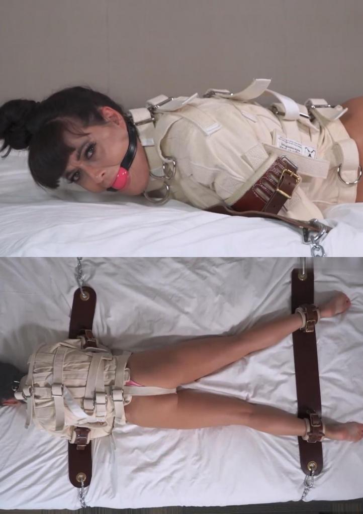 LilMizzUnique Shakes Her Ass in Bondage LilMizzUnique 被困在一件紧身衣里，用医院的皮带和手铐绑在床上。她的嘴里塞着一个口球。她被告知必须摇动屁股才能被放开。她一开始反抗，但最终还是屈服了，因为她无法逃脱束缚。最后几分钟提供了她屁股摇动的慢动作镜头。LilMizzUnique is trapped in a straitjacket and strapped to the bed with hospital belts and cuffs. Her mouth is stuffed with a ballgag. She is told that she has to jiggle her ass in order to be let go. She resists at first, but eventually she gives in after failing to escape from her restraints. The final minutes offer slow-motion footage of her ass jiggling.  