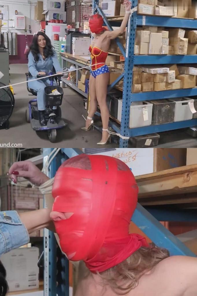 Boss lady didn’t get to have a Happy Halloween 老板娘波西亚·埃弗利在下班后和丈夫谈论他们将要参加的万圣节派对，她将穿上他最喜欢的性感小服装。他们挂断电话，她走出卫生间，看到一名心怀不满的员工骑着她年迈丈夫的电动滑板车向她走来。然后，她发现自己被脱光了衣服，只剩下服装，脚踝和手腕被绑在货架上。她的员工用球塞住她的嘴，把她的其他四肢绑在架子上，然后用胯绳绑住她。在挣扎的过程中，波西亚的金色细高跟鞋掉了。员工回来取下红球，把一块大抹布塞进老板的嘴里。她用一只红袜子蒙住老板的脸，然后用红色电工胶带缠住她的头。Boss lady Portia Everly is speaking to her husband at the end of the work day about the Halloween party they will be attending and the fact that she will be in his favorite hot little costume. They hang up and she leaves the bathroom to see one of her disgruntled employees coming at her with her elderly husbands motorized scooter. She then finds herself stripped down to her costume with an ankle and wrist tied to pallet racking. Her employee ballgags her and ties her other limbs to the shelf and then crotch ropes her. Somewhere in the struggle Portia looses her gold stiletto. The employee returns and removes the red ball to shove a big rag in her bosses mouth. She pulls a red stocking over bosses face and then wraps her head with red electrical tape.
