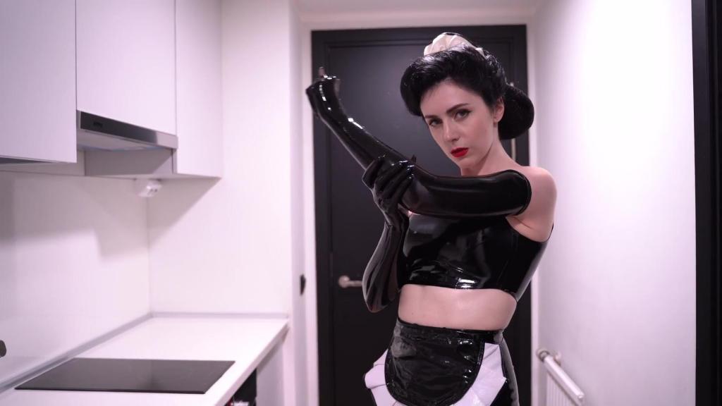 Latex maid washes dishes 看看我穿着乳胶女仆装洗碗的样子。我如此勤奋、认真地用身体洗碗。我喜欢泡沫，我非常喜欢它如此堕落地流过我的屁股。听听这些神奇的乳胶声音，享受我完美的曲线。我在清洁方面无与伦比……