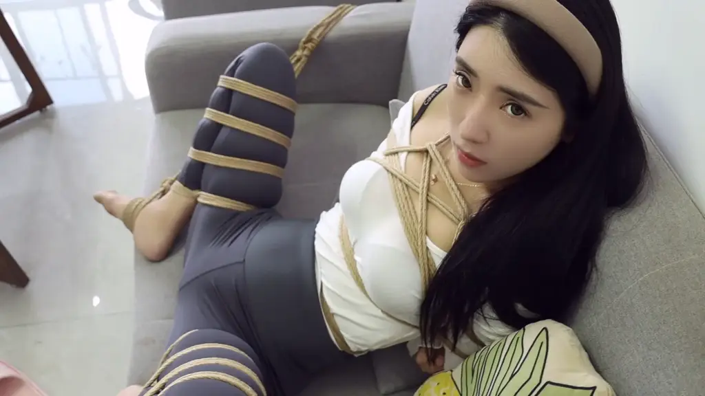【BGM】【杨若琳】023 若琳的居家生活之折腿缚 杨若琳醒来之后，感觉很舒服，迫不及待的想要换个造型继续被绑着，这次闺蜜（女绳师）给她绑了个折腿缚，最后坐在小车里让闺蜜拉着她在房间赚了一圈后又舒舒服服的睡着了。<br>欢迎联系客服定拍您喜欢的视频内容哦！多多关注杨若琳。<br>客服QQ：2719839180<br>解压密码：<span style='color:#b0b0b0;'>[隐藏文字，购买后可见]</span>