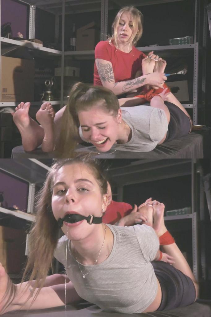 Leya Gets Tickled by Olivia - Hogtied, Ballgagged, and Electric Play on Her Soles 这次，莱娅赤脚被捆绑，而奥利维亚则站在莱娅裸露的脚底边。奥利维亚用指甲、刷子、叉子，甚至达森瓦尔电动按摩器挠莱娅的脚，尽情享受她的控制力和莱娅怕痒的反应。<br><br>莱娅反应强烈，因为她非常怕痒，忍不住大声尖叫，所以需要用口球堵住她的嘴才能让她安静下来。This time, it’s Leya who’s barefoot and bound in a hogtie, while Olivia takes her position by Leya’s exposed soles. Olivia tickles Leya’s feet with her nails, brushes, a fork, and even the Darsonval electric massager, savoring her control and Leya’s ticklish reactions.<br><br>Leya responds intensely, as she’s highly ticklish and can’t help but scream loudly, so a ballgag was needed to keep her quiet.