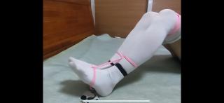 又穿上长筒白袜把自己绑了 半伪娘自己绑自己拍，不喜绕过勿喷