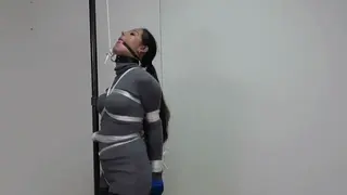 女人欣然同意绑在钢柱上 寻找贵州女同好