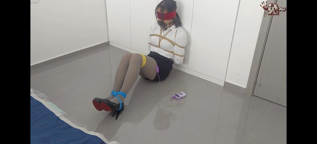 自娱自乐第 25 弹 职业装下的捆绑 【兔兔兔TU、】原创 自娱自乐第13弹《职业装下的捆绑》身着OL职业装 灰色丝袜 黑色高跟鞋 四种不同的捆绑方式蒙眼堵嘴 捆绑丶放置丶挣扎丶全包头套丶口球丶强制开口器应有尽有。