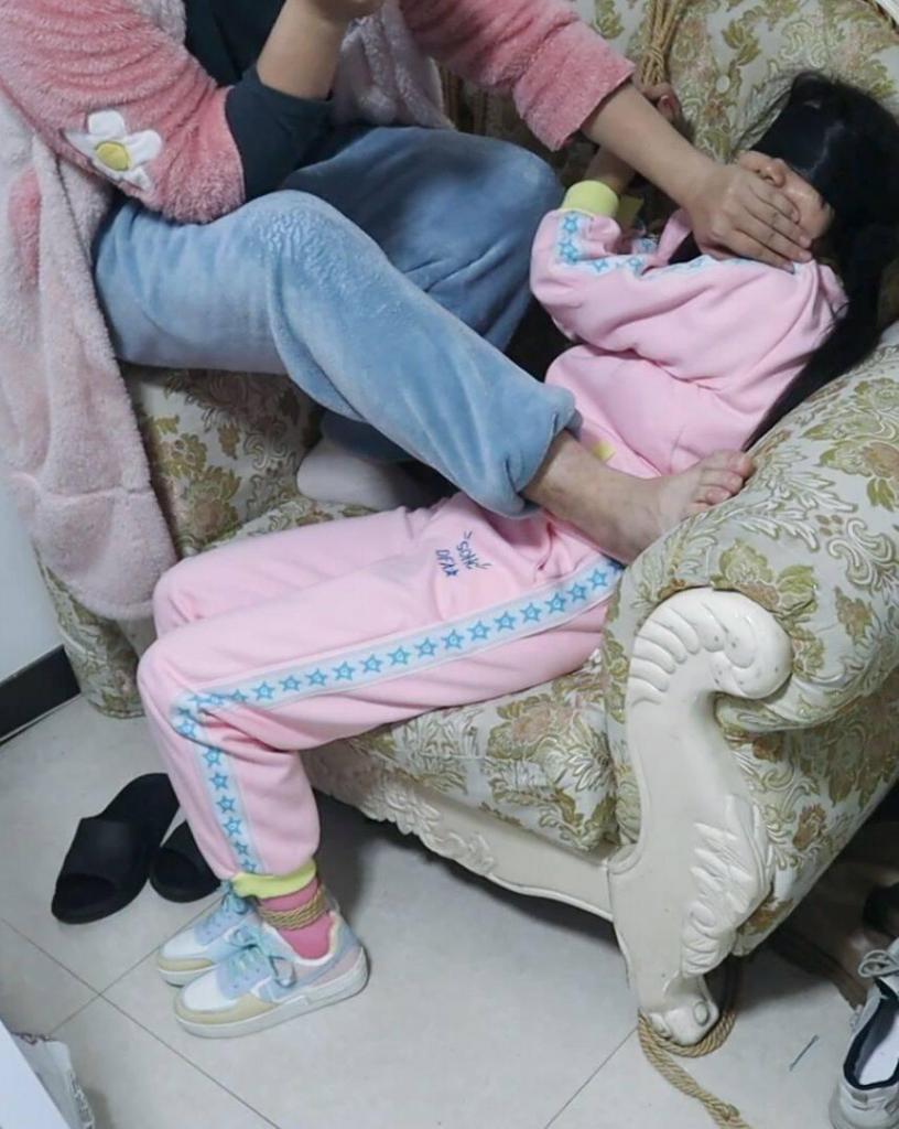 【荷仙少女】 哪里来的粉色运动服姑娘，吊绑双手，捆住双脚 被一遍一遍的虐挠全身，啊啊啊的疯狂挣扎，然听见外面有声音，少女A直接贴胶带糊糊的喊出救命呀救命呀，结果被男主狠狠的捂住嘴，呜呜呜呜晕过去了，男 双手吊绑的可怜运动粉色女孩，被一遍一遍的挠全身，啊啊啊的疯狂挣扎，你不听话的话，我就要去拿电笔咯，<br>不要不要，我什么都答应，我什么都答应，不要电我，，又突然听见外面有声音，<br>少女A直接贴胶胶带糊糊的喊出救命呀救命呀，男主欺负女孩A时，<br>说我才不怕你呢，我是大老虎，结果被男主狠狠的捂住嘴，呜呜呜呜晕过去了，<br>男主这时候来了句我要挠咯吱窝咯哦，呜呜不要不要我醒了，少女A捂住自己身体生怕下一步再收到侵袭 <br>精疲力竭之后，少女A绑着被男主抱起来 走进卧室。。。<br>欢迎大家支持荷仙作品，也欢迎长期购买支持者来找荷仙免费兑换攻略和连缚彩蛋，支持的越多，获得的福利也就越多哦！！！<br>解压码为hx  改后缀为MP4<br>定拍q2629810035 <br>请支持正版 打击盗版，荷仙的作品都不贵，只有林子上的大家才是真正的支持者谢谢！<br>【解压】请不要在线解压！！！请不要在线解压！！！请不要在线解压！！！重要的事情说三遍<br>解压密码在简介第一行，下载完成后把后缀mm123改为rar解压，解压一次后按照同样的操作再次将解压后的文件后缀名改为rar解压，最后把解压出的文件后缀改为mp4即可观看，如有问题或失效请联系Q2519229829，备注来意