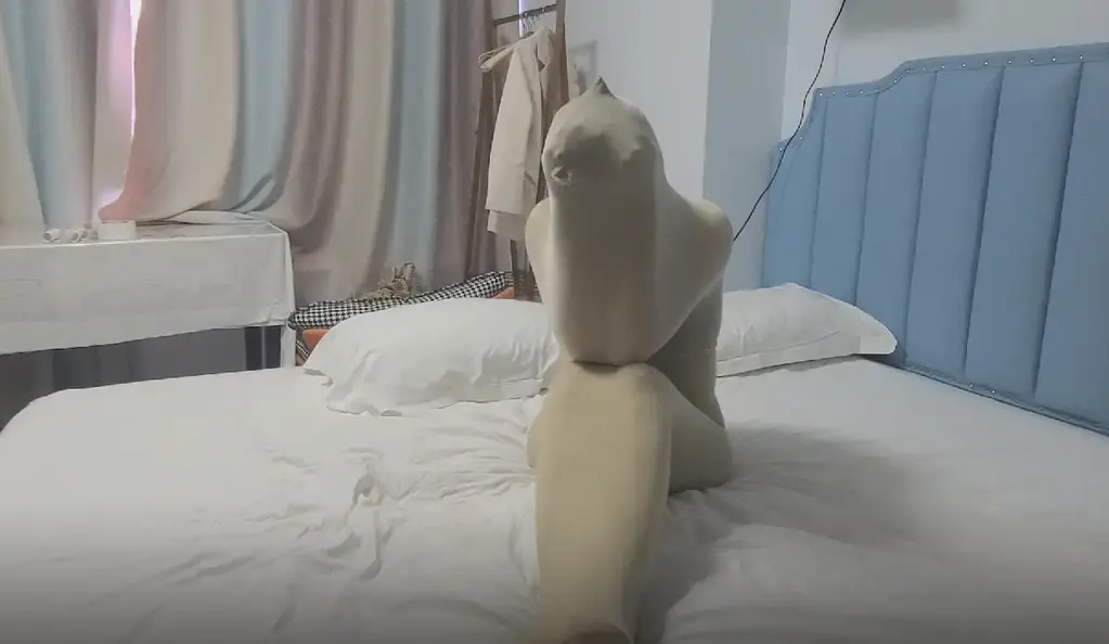【可视】小姐姐肉色丝袜睡袋 【可视】肉色丝袜睡袋 多层睡袋全包 双[X_X]震动 扭动呻吟不断  后面自己挣脱