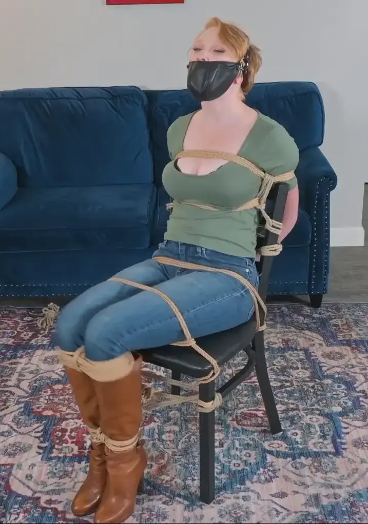 1617 - Izzabella Robbins - Private Eye Bound and Gagged 性感私家侦探伊莎贝拉罗宾斯正在追踪几名神秘失踪的当地女孩。她终于收集到了足够的证据来抓捕罪犯，但不幸的是，她的调查并没有被忽视！她被罪犯抓获后，被紧紧地绑在一栋旧公寓楼的一把椅子上，一动不动！她的嘴被用胶带封住，上面还套着一个令人羞辱的皮革口套，确保没有人能听到她的声音并来救她！她挣扎着逃跑时，低胸衬衫露出了丰满的[X_X]，凸显了她[X_X]的每一个轻微抖动。她知道罪犯已经收集了她所有的证据，现在正要把它们和她一起处理掉！她能及时解脱吗？Sexy Private Eye Izzabella Robbins was hot on the trail of several local girls who had mysteriously gone missing. She'd finally accumulated enough evidence to put away the guilty party, but unfortunately for her, her investigations had not gone unnoticed! Captured by the criminal, she was tightly lashed to a chair in an old apartment building unable to move a muscle! Her mouth had been packed and taped shut and a humiliating leather muzzle fastened tightly over that, ensuring no one would hear her and come to her aid! Her low cut shirt showed off her ample cleavage and highlighted every little jiggle of her tits as she struggled to escape. She knew that the criminals had gathered all her evidence, and were now about to dispose of it and her! Can she free herself in time??<br><br>
