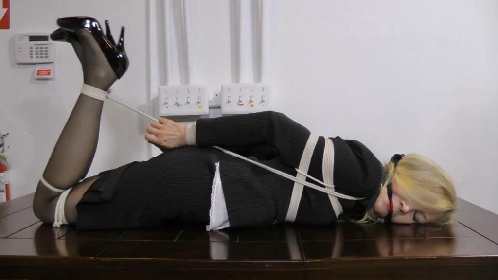 Laura Palmer is back and interviewed for a now position! Low Res version Laura Palmer is back and working for our investigative unit.... See her interviewed and tested for this position. in this company our lady employees always gets captured by the villans and ended tied up an gagged, s to avoid the scenarios where our ladies get captured, we need to put on test your skills with ropes, the employer brings some ropes and starts to tie Laura. Will she get the job? Watch and .See if she can handle the test. See her struggle to get free.<br><br>
