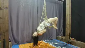 把有眩晕症的李然倒吊起来后，那个残叫声简直无法形容...... 李然自入圈后,因为有眩晕症从来不敢玩吊缚,因为鬼迷心窍,想捞点好处费,真的把她吊起来后,眩晕症发作,大叫起来顶不住,求求把她放下去,没那么容易,把灯拉灭后自己去喊叫挣扎吧......<br>定拍交流绳模应聘请加QQ2032433381没有定拍能力的和伪女谢绝咨讯