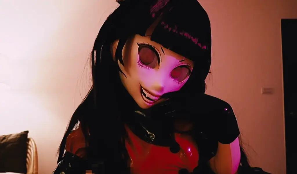 Trick or Treat 作者：柚希の香り (柚希Yuzuki)<br>ＳＭ、[X_X]管裡、靴子踩踏、手交、[X_X]、女上位、精神控制<br><br>FHD 1980*1080<br>時長：35:21<br><br>本來約好要和女朋友一起在家看電影度過萬聖節，出來買消夜時卻被奇怪的身影跟著，不管怎麼跑似乎都甩不掉，我可能回不了家了。<br><br>「奇怪，這裡是我家？可是...我怎麼動不了呢？」<br>「唉呀，你醒來了呢，我觀察你很久了呦，今天就在這裡一起做有趣的實驗吧，嘻嘻嘻」<br>「什麼意思？你到底想做甚麼？」<br>「沒甚麼～你被我注射了麻醉，現在我還要幫你注射我特製的藥水，就是那種會讓你小[X_X]變大，敏感度變成100倍的那種藥水呦，是不是很興奮呢？」<br>「等一下！這到底有甚麼意義？我與妳一點關係都沒有啊！」<br>「我就說我觀察你很久了嘛，我已經迫不及待看到你會露出甚麼樣的表情與發出多好聽的叫聲了。如果你能夠在實驗中都不射出來，我就會放你自由～嘻嘻嘻，放輕鬆，實驗就要開始囉！」<br><br>「結果你還是射出來了呢，實驗失敗了，你要成為我永遠的小[X_X]實驗品了。」<br>「不行…！我才不要與妳…我女朋友和家人也一定會察覺到的！」<br>「哈哈哈哈哈哈！是這樣嗎？剛剛我掐你時你興奮的樣子很美麗呢，而我掐著自己時你興奮到了極點，射了好多好多停都停不下來，我都能感受到你的小[X_X]在我體內劇烈抽搐，你能放棄這麼刺激的體驗嗎？」<br>這個可怕的護士緩緩摘下了面具，那與面具毫不相像，溫柔婉約又美麗的女友臉龐顯現在眼前。<br>「今天看到了你與往常不同的一面了呢，怎麼樣呀，是不是一部很好看的電影呢？」<br>她說著舔了舔嘴唇吻了上來，原來一切都是萬聖節的玩笑，我突然放心了，但內心有種奇怪的感覺。雖然就是平常的她，但眼神中似乎暗暗透漏了某種我過去不知道的慾望。