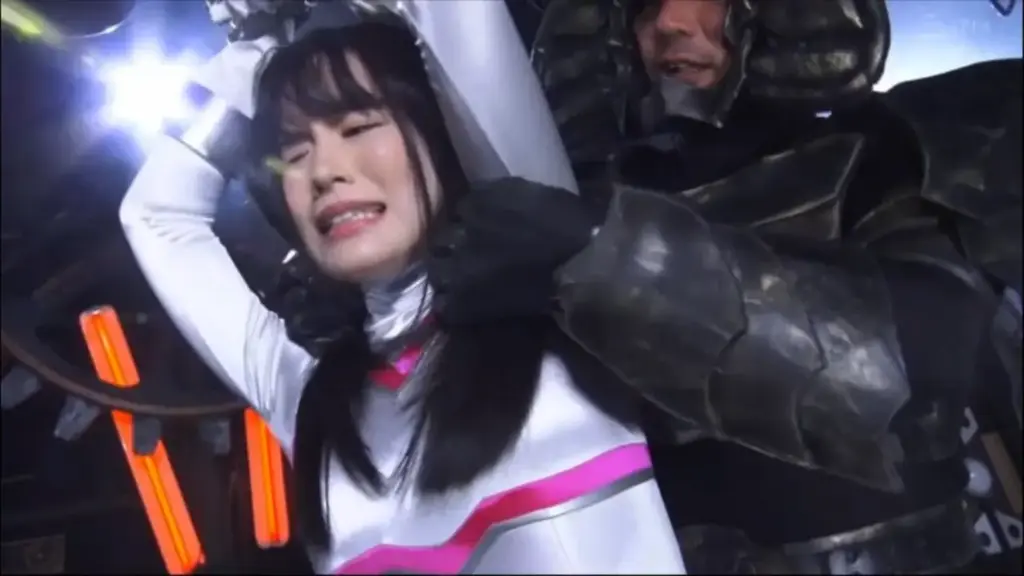スーパーヒロイン危機一髪!!Vol.85 電影戦隊チャージマン チャージマーメイド Operation was being carried out to destroy all the chargemen...Charge mermaid Aono Nanase, who could not even get in touch with her friends, was cornered by the enemy's territory. But with her indomitable spirit, she transforms herself into a charge mermaid and fights...<br><br><span style='color:#b0b0b0;'>[隐藏文字，购买后可见]</span><br><br>チャージマン達全てを壊滅させる作戦が遂行されていた・・・仲間との連絡もとれないチャージマーメイド青乃七瀬は敵のテリトリーで追いつめられていた。だが、彼女は不屈の精神力でチャージマーメイドに変身して戦う…