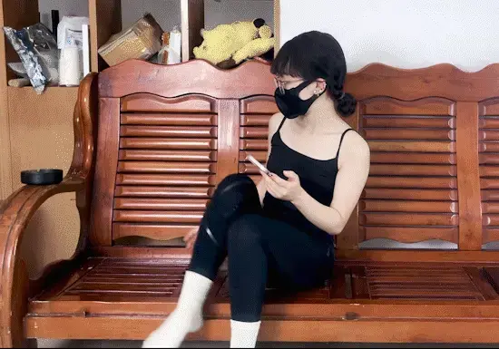 【出租屋游戏】被双层绷带加包裹头套，白袜瑜伽裤的小董被疯狂tk无用，最后拘束起来被炮机凌辱 哈喽大家好！这里是小董！这次小董又被双层全包头部了！先被运动绷带全包头后，又带上完全封闭的皮革头套，不但基本听不见声音还有还呼吸困难，在这个状态下，想发声都好辛苦/(ㄒoㄒ)/~~<br>然后又被糖糖拘束住身体！而且和被绳子拘束那些不一样，糖糖是用身体锁住我！这种感觉就像小时候被坏同学欺负一样！(*^__^*) 可以动，但是不多，可以挣扎，但是又挣扎不开！当你感觉可以挣脱开的<br>时候，又有更大的力量锁住你~~~~(>_
