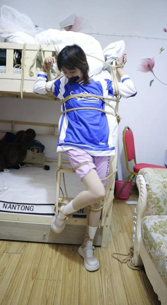 【荷仙少女】捕捉少女B本本逃脱绳子束缚中的微表情 绑在上下床楼梯中的多条绳子束缚 各种痛苦挣扎表情自己慢慢解开途中还要被男主各种侵袭 以及最后逃出生天的放松感 捕捉少女B本本逃脱绳子束缚中的微表情 满脸的无奈<br>绑在上下床楼梯中的多条绳子束缚 各种痛苦挣扎表情自己慢慢解开途中还要被男主各种侵袭<br> 以及最后逃出生天的放松感<br>解压码hx 欢迎来对换攻略 （有图集放出）