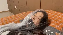 云雀定拍————《致命凶宅》上，柳杨租房遇鬼宅，与室友一起被驷马捆绑，绷带完全缠绕封头+塑料袋透明胶带全包 柳杨的好友嘉嘉邀请她和自己合租一间价格便宜且地段优秀的房子。柳杨来参观房子时总感觉有些不对劲。她查阅了新闻，发现有大量年轻女性在租住这套公寓后失踪等到她发现房子的玄机时已经为时已晚，室友已经被房子中的神秘力量催眠，将柳杨和自己捆绑了起来。她们双双被驷马捆绑，用铁链拴在一起，相对侧躺。柳杨试图挣扎，却听到室友的声音劝她放弃挣扎一起被绑。很快绷带就牢牢地缠住她们二人的头部，柳杨和她的室友在一番挣扎后逐渐因为呼吸不畅而体力不支昏了过去。<br>等到再醒来时，柳杨只发现自己和室友都被塑料袋全包，再用胶带捆绑。柳杨发现自己还能活动，于是试图唤醒室友一起逃跑......<br><span style='color:#b0b0b0;'>[隐藏文字，购买后可见]</span>