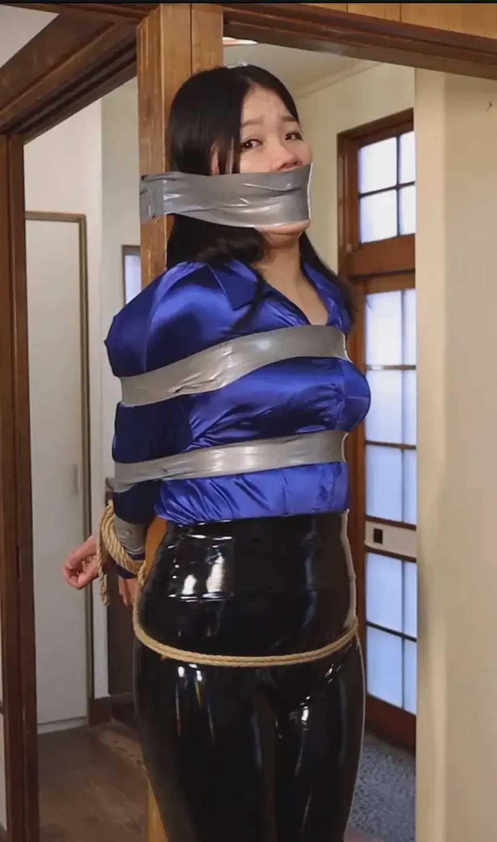 MADE IN JAPAN 10: Japanese teacher Kanon Sugawara cruelly bound and wraparound tape gagged to a post MADE IN JAPAN 10: Japanese teacher Kanon Sugawara cruelly bound and wraparound tape gagged to a post by an evil foreigner student!《日本制造》系列第 10 部！菅原佳音是一位温柔纯真的年轻女子，她热爱向外国学生教授日语，她热衷于向来自海外的游客分享日本文化之美。但有一天，她遇到了最可怕的噩梦：她的一名来自海外奇怪国家的学生不是典型的受过良好教育、心存感激的外国学生，这家伙很粗鲁，偷东西、挑起争端，这些都是 Kanon 的巨大危险信号。一天，Kanon 正在和她最好的朋友打电话，说她有点害怕这个外国人，突然间，这个家伙出现在她家，向她借钱。Kanon 告诉他，她不会继续借钱给他，并要求他离开，但这个家伙迅速从后面抓住了 Kanon，用紧紧的手捂住了她的嘴！！坏人把 Kanon 拖到一根木杆上，把她的手紧紧绑在木杆后面，而日本女人则尖叫起来。坏人将 Kanon 的手绑在身后，身体也绑在柱子上，然后把一大块布塞进她的嘴里，再用胶带封住她的嘴和头，将胶带缠在柱子上，这样 Kanon 的头就动弹不得，一毫米都动不了！最后，坏人拿出绳子，将 Kanon 的腰和腿绑在柱子上。Kanon 完全动弹不得！她真的一英寸都动不了，连头都动不了！！她所能做的就是看着这个邪恶的外国人抢走她的钱并羞辱她，然后把她完全无助地绑在柱子上，嘴里塞着残忍的口塞！！包括幕后花絮The 10th installment in the "Made in Japan" series! Kanon Sugawara is a gentle and innocent young woman who loves teaching Japanese to foreigner students, her passion is to share the beauty of Japanese culture to visitors from overseas. But one day she meets her worst nightmare: one of her students from a weird country overseas is not the typical educated and grateful foreigner student, this guy is rude, he steals and picks up fights, and those are huge red flags for Kanon. One day Kanon is on the phone talking to her best friend that she is a little scared of this foreigner when suddenly the guy shows up at her house, asking her for some money borrowed. Kanon tells him that she won't keep lending him money and asks him to leave, but the dude quickly grabs Kanon from behind covering her mouth with a tight handgag!! The bad guy drags Kanon against a wooden pole and ties her hands tightly behind the pole while the Japanese woman screams. After Kanon is tightly tied to the pole with her hands taped behind her back and her body taped to the pole, the bad guy stuffs a large piece of cloth in her mouth and then gags her wrapping tape over her mouth and around her head, wrapping the tape around the pole so Kanon can't move her head, not even a millimeter! Finally the bad guy produces some ropes and ties Kanon waist and her legs to the pole. Kanon is absolutely immobilized! Literally she can't move an inch, not even her head!! All she can do is stare how the evil foreigner grabs her money and humiliates her, before leaving her completely helpless, bound and cruelly gagged to the pole!! Includes Behind the Scenes 