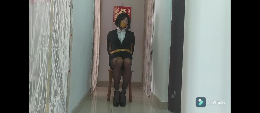 胶带椅子缚 这次是短发。不会绳子自缚，只好用胶带了。手机拍的，固定机位拍摄，所以有点模糊。小伪娘一枚哦。