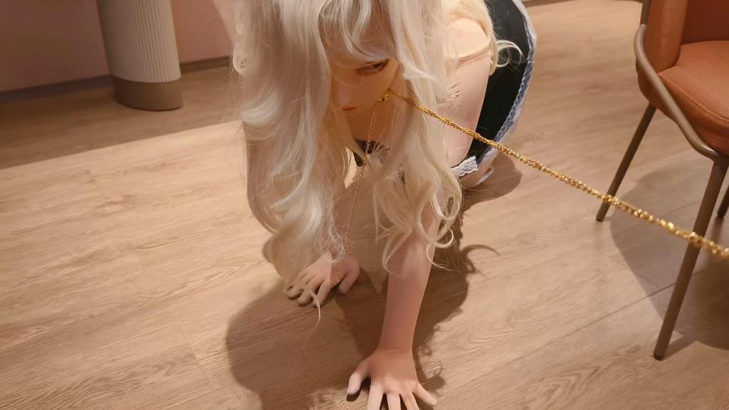 【kigurumi】酒店内失足少女被色狼大叔玩弄  国语对白  清纯可爱又听话的大学女孩网贷还不上，被色狼大叔迷晕后弄到酒店，肉肉的年轻胴体被肆意玩弄，像是进入了发情期一样…身体使不上力气却一直很烫…[X_X]即使是被衣服蹭到受到一点刺激也会立刻有反应……<br>像小母狗一样被绳子牵着，被强迫吃大叔的鸡鸡，脑袋好乱…偶尔出现娇喘…想努力稳住声线…身下却在颤抖着[X_X]…