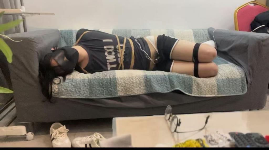 男娘收藏馆 游戏cg式剧情（可惜不能玩）<br>讲述了将晨跑的小男娘抓回来调教 并且成为自己的收藏品<br>在这里 唯一的[X_X]来源就是寸止 <br>驷马极限寸止 椅子缚 将原味袜子套在xx上 只能无助的扭动摩擦袜子来获取[X_X]<br>最后锁上锅盖锁 永远的固定在柜子里<br><br>q：2131989779 cdm 女m 或者想约玩的s都可以加我 成都 保定<br>