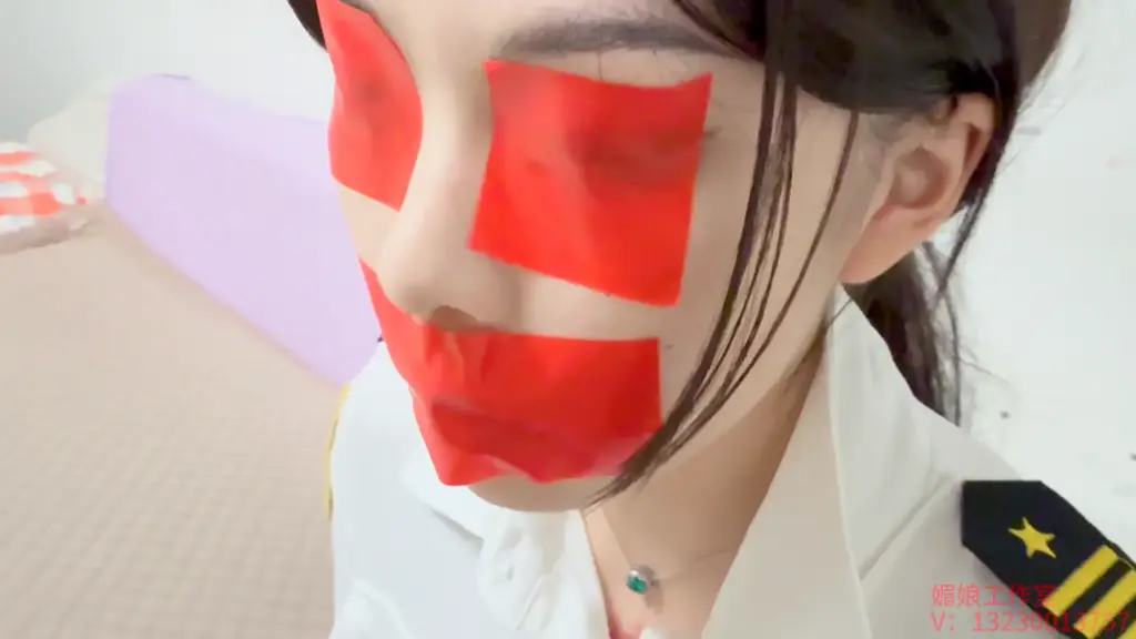 媚娘工作室-感官封闭挑战（私人定拍） 媚娘工作室<br>V:13230013757<br>线[X_X]验，私人定拍，原味出售，约绑模特，全国上课<br>（此作品为粉丝私人定制拍摄，对此业务感兴趣的宝宝私~）<br>水儿突发奇想想做一个感官封闭的挑战，她联系了媚娘，让媚娘在她封闭了自己的五感之后用短丝袜和胶带缠住自己的手，计时30s；并帮她拍摄记录下来。<br>“时间到了你可要赶紧给我解开啊！”水儿这么说着，她也不知道失去了最重要的感官之后她会不会崩溃。“放心吧。”媚娘点头道。水儿自己用胶带粘住了眼睛，然后摸索着粘住了嘴巴，最后一点点带上耳塞，塞上软泥。她觉得世界在这一刻都安静下来了，透过眼皮，眼球只能感受得到红胶带的颜色。太安静了，她甚至听得到自己脉搏跳动的声音。好无聊啊，她心想，开始摸索着换着一个又一个姿势，不满足只是坐着了，水儿站了起来，然后蹲下，用被缠成拳头的手触碰着面前的地面，胡乱挪动起来；没有方向感了，她用胳膊猜测着面前的物体，是椅子！她爬了上去双手抱腿蹲在椅子上，看不到很没有安全感啊，她这样想。从椅子上下来她摸索着回到沙发，时间到了；她还沉浸在自己的时间，没有时间的概念。媚娘揭开她脸上的胶带，问她有什么感受？水儿惊讶道：“已经半小时了么？我还以为刚刚几分钟呢？”哈哈哈，这次挑战就这么结束了，“看来想要体会到濒临崩溃的感觉，被限制的可能就不止这些了吧？时间也太短了些，下次的挑战可要上上强度喽~”