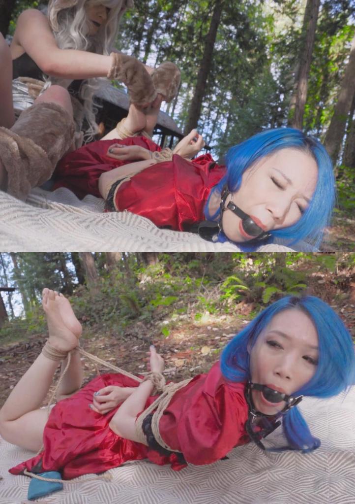 Lil' Red [Tickling ft MoodyRina, 4K] 小红正在等着奶奶来森林里野餐，她​​已经准备好了毯子和食物，等着奶奶来吃。<br><br>小红不知道，一只狼正跟踪她的猎物，越来越近，等待着攻击的时机。<br><br>不久，小红发现自己被束缚了，她的手腕被绑起来，绑成绳子。不过，狼并不是在找她的下一顿饭；不，她一直在盯着这只怕痒的嚎叫和尖叫！把小红绑起来后，她脱下小红的袜子，开始无情地挠她！小红痛苦地抗议，但狼已经下定决心。<br><br>狼继续让小红扭动和尖叫，但嘴里塞着东西，一边挠小红，一边踢出脏兮兮的爪子，直到狼吃饱为止。然后把小红绑起来，挣扎着，直到狼想回去吃她的饭！Red is waiting for her grandma to meet her for a picnic in the forest, she has prepared a blanket and food for when they meet. <br><br>Little does Red know, a wolf stalks her prey, creeping closer and closer, waiting for her time to strike. <br><br>Before long, Red finds herself in bondage, her wrists bound and strung up into a hogtie. The wolf isnt looking for her next meal though; no she has been eyeing this ticklish howls and screams! After getting Red into the hogtie, she peels off Red's socks and begins to tickle her mercilessly! Red protests in agony but the Wolf is set on its goal.<br><br>The wolf continues to make Red squirm and yelp but with a gag inserted, kicking out her dirty paws while tickling Red until the Wolf has had her fill. Proceeding to leave Red all tied up and struggling til the Wolf wants to return to her meal!