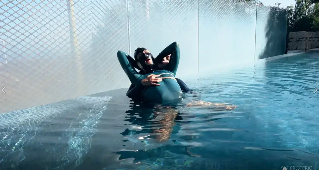 Underwater Latex Struggle Underwater Latex Struggle-eroteric-Stella、Margout Darko<br>紧缚、绳缚、恋物癖、乳胶、泳池、女女、全包头套、百合、调教、捆绑