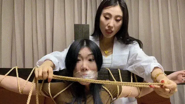 【云雀定拍】病人反制调教小护士 （下）韩玉 琳琳 主演 病人迷晕了企图呼救的小护士，把她绑在老虎凳上好好玩弄了一番。[X_X]、反复迷晕、TK让小护士痛不欲生，最终两人互换身份，琳琳大摇大摆逃出医院，韩玉则变成了可怜的替罪羊。<br>片尾附小花絮（讲剧本的时候，堵着嘴的琳琳用手比OK的样子有点可爱<br>解压密码：241101