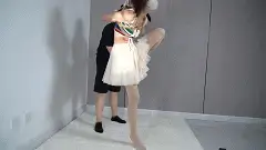 被坑货姐妹带入游戏陷阱—丹丹 拍摄：【灰太狼的羊】出镜模特：丹丹<br>听完姐妹的描述丹丹感觉很刺激，她孤身前往挑战，灰太狼看到猎物自己送上门心里高兴极了，他用绳子作为工具在丹丹的身上装饰，火辣性感的身材在绳子的束缚下更有韵味儿。五张卡片后丹丹脚下的砖已经被抽完了，只能踮起脚尖，一条腿被吊起时美的不可方物 。灰太狼一番试探后发现丹丹很怕痒，这让他来了兴趣，专门为丹丹开小灶让她彻底沦陷.....文笔有限，更多精彩内容请看正片！<br><span style='color:#b0b0b0;'>[隐藏文字，购买后可见]</span>