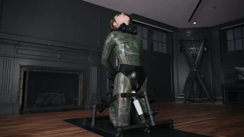 between a cock and a hard place between a cock and a hard place-reflectivedesire-Awlivv<br>炮机、拘束、机器、纹身、设备束缚、乳胶、BDSM、紧身衣、束缚、振动器