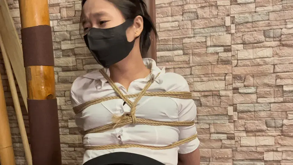 老虎凳【剧情】 第一次尝试老虎凳剧情，沉默式逼问保险柜的密码，把公司高管小雨带到秘密基地之后，捆绑放置皮鞭抽打，沉默是逼问密码.....<br><br>X本工作室提供绳艺捆绑模特服务、室外定拍，室内定拍，体验女绳师捆绑服务、体验长时间囚禁服务、绳艺教学培训、专业麻绳销售、作品私人定制、模特原味丝袜出售等，另外本店招募同好合作伙伴。定拍约拍。v:a156185529 <br>QQ156185529<br>解压密码168168