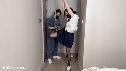 【秘语定拍】催债风波（JK，黑丝，喷水） 女主来到男朋友家里找他，但被后面一个人捂晕，女主醒过来的时候，手被吊绑在天花板上，脚踝也有一道捆绑，女主问男主怎么会在她男朋友家里，男主说她男朋友欠自己钱，然后用女主来还债，女主无奈，开始不断求饶，告诉男主她也没钱，男主想要钱的话要去找她男朋友，但男主说就是她男朋友没钱，才用女主来还钱的。接下来男主把女主脚踝的绳子解开，把一条腿抬起来也绑在天花板上（单腿吊绑），先抚摸了一会女主的丝袜美腿，然后挠脚心（脱掉一只鞋子），女主边笑边求饶。接下来，男主拿出一个[X_X]<br>QQ:1796426163<br>解压密码：MY12<br>下载文件后将后缀zip111改为zip解压，解压完成后，继续将文件后缀改为zip解压，解压密码：MY12 把最终的文件后缀改为mp4即可观看，请大家不要在线观看，非常容易和谐。